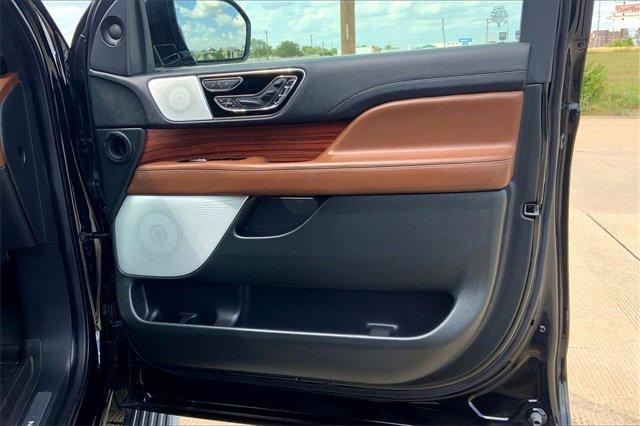 2024 Lincoln Navigator Vehicle Photo in TOPEKA, KS 66609-0000