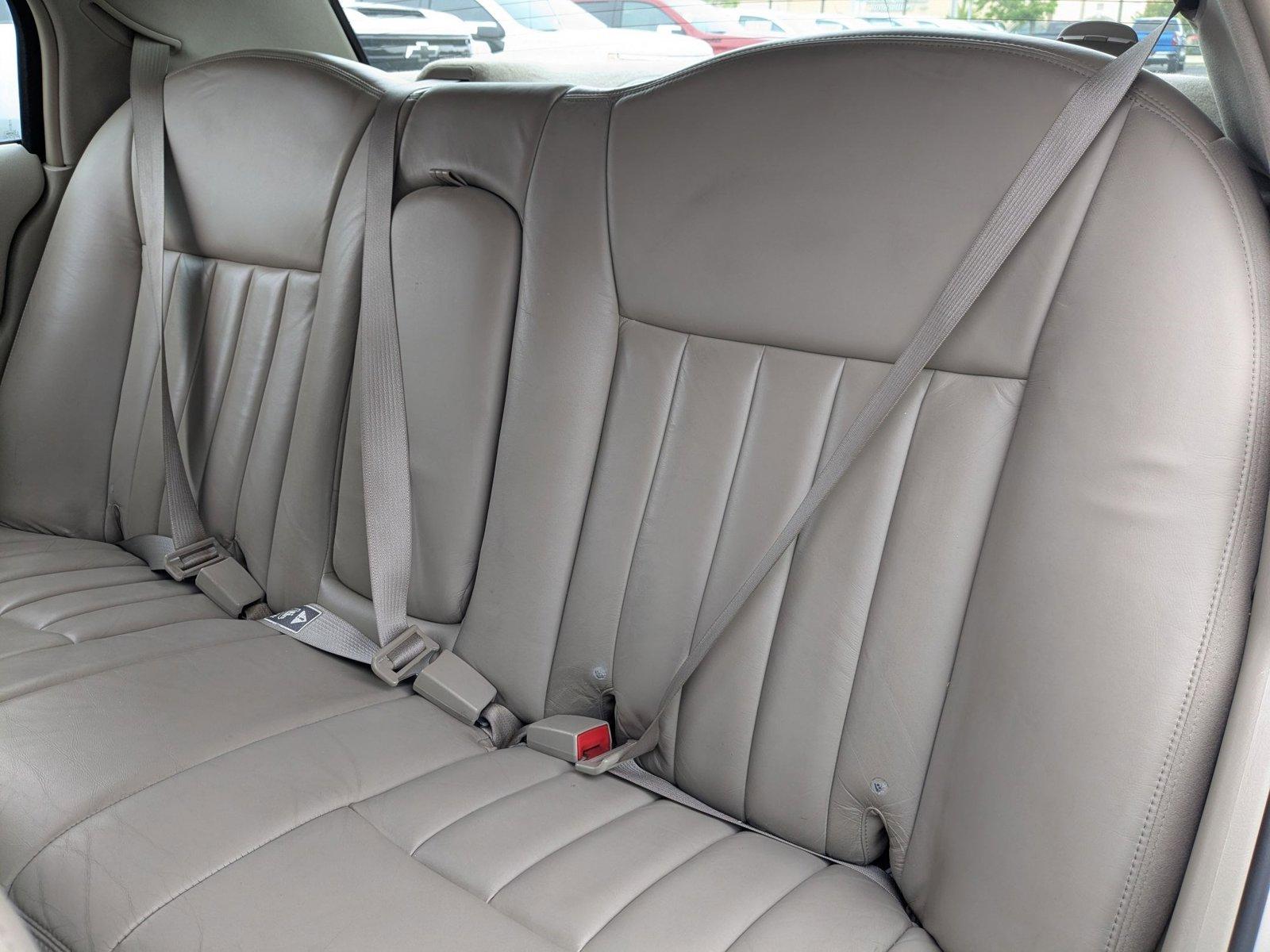 2003 Lincoln Town Car Vehicle Photo in VALENCIA, CA 91355-1705