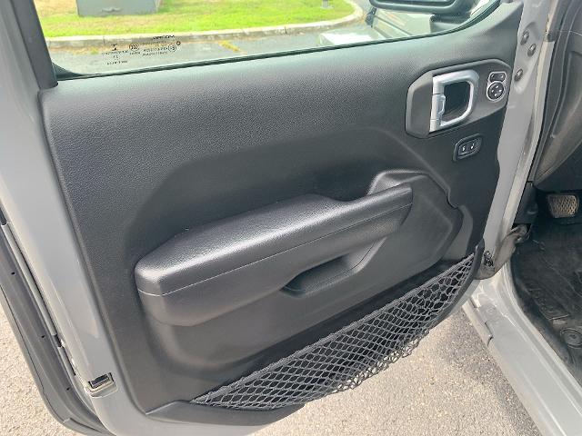 2021 Jeep Gladiator Vehicle Photo in MOON TOWNSHIP, PA 15108-2571