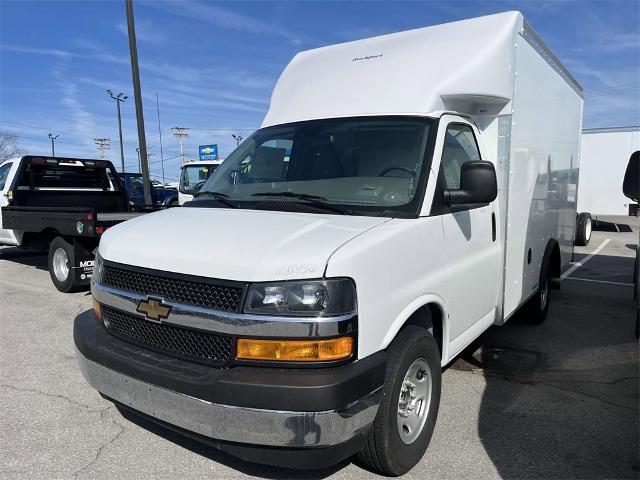 2025 Chevrolet Express Cutaway 3500 Vehicle Photo in ALCOA, TN 37701-3235