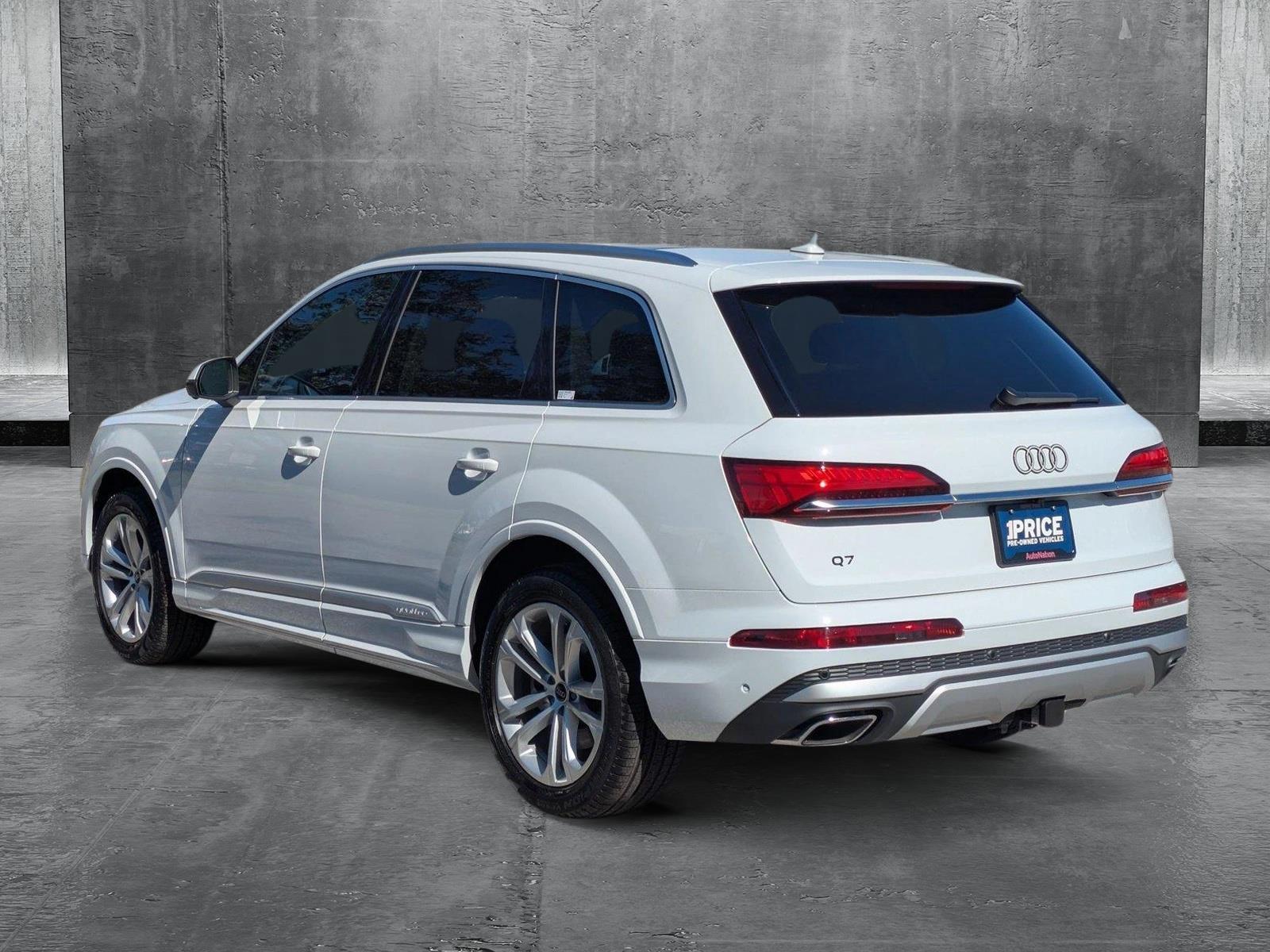 2025 Audi Q7 Vehicle Photo in Sarasota, FL 34231