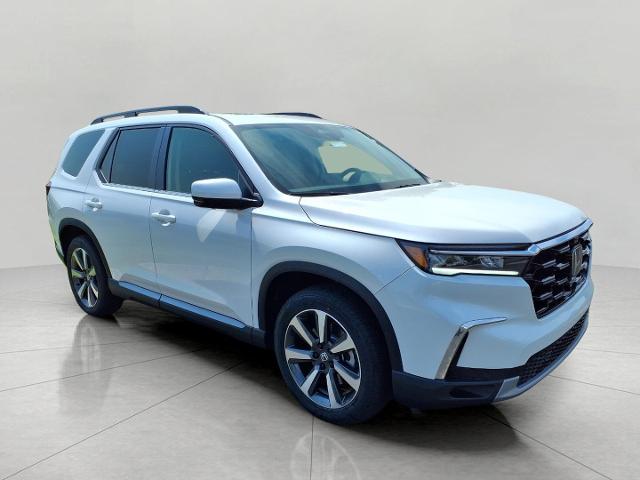 2025 Honda Pilot Vehicle Photo in Oshkosh, WI 54904
