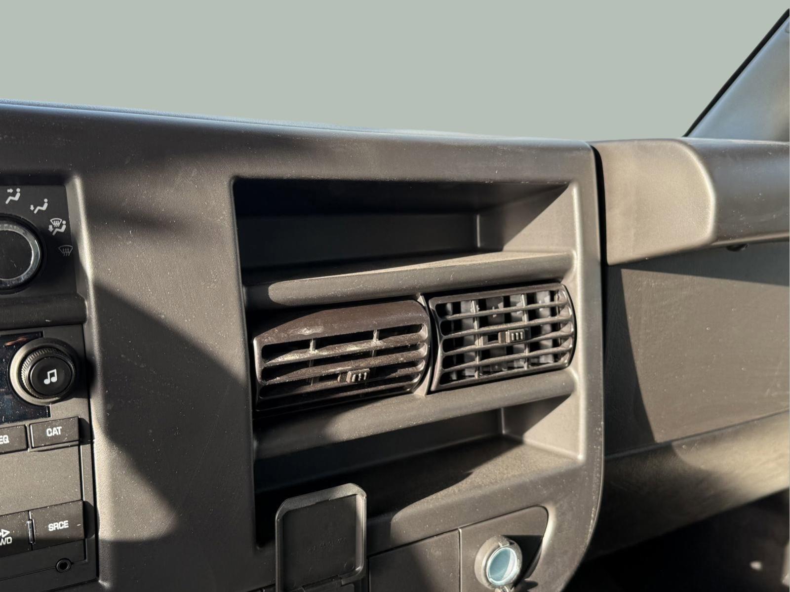 2024 Chevrolet Express Cutaway 3500 Vehicle Photo in GEORGETOWN, TX 78626-7508