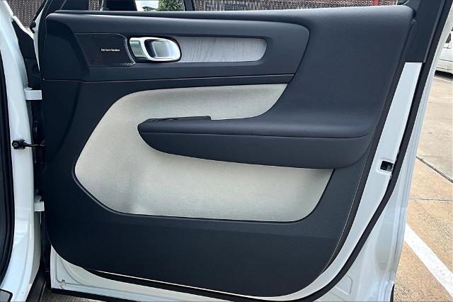 2025 Volvo XC40 Vehicle Photo in Houston, TX 77007