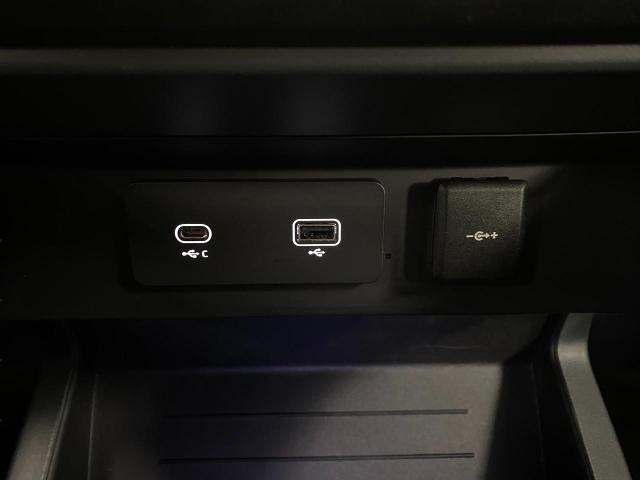2024 Defender Vehicle Photo in Appleton, WI 54913
