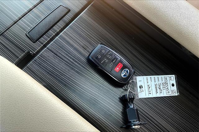 2021 Toyota Sienna Vehicle Photo in Houston, TX 77007