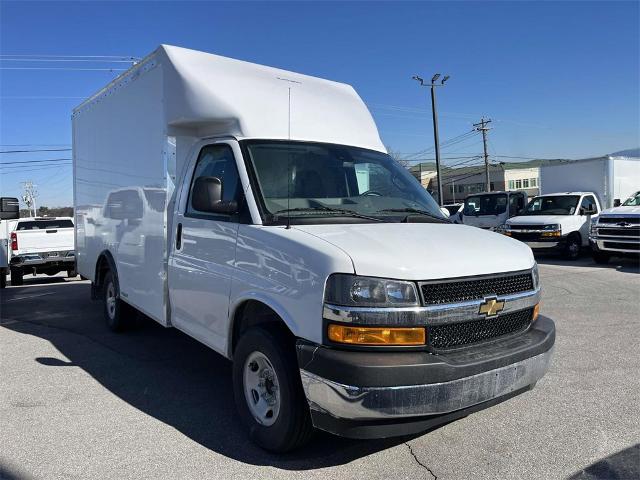 2025 Chevrolet Express Cutaway 3500 Vehicle Photo in ALCOA, TN 37701-3235