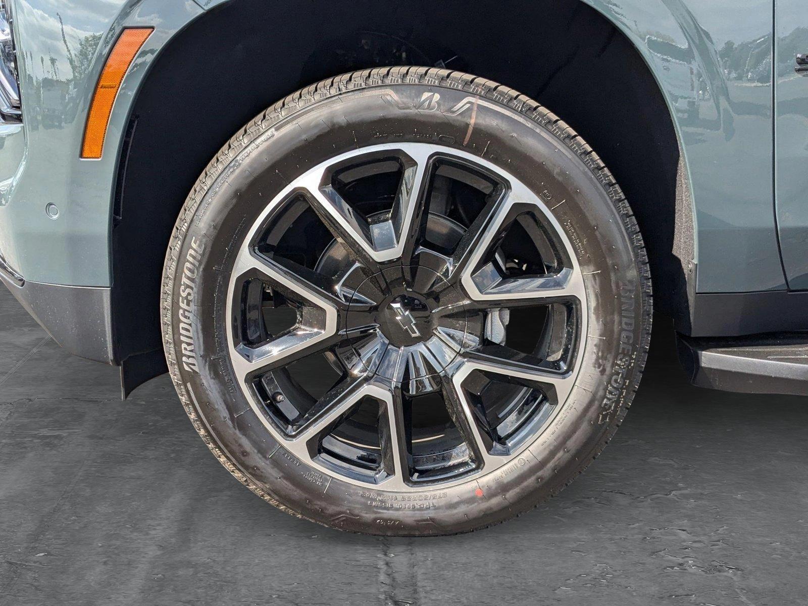 2025 Chevrolet Suburban Vehicle Photo in VALENCIA, CA 91355-1705