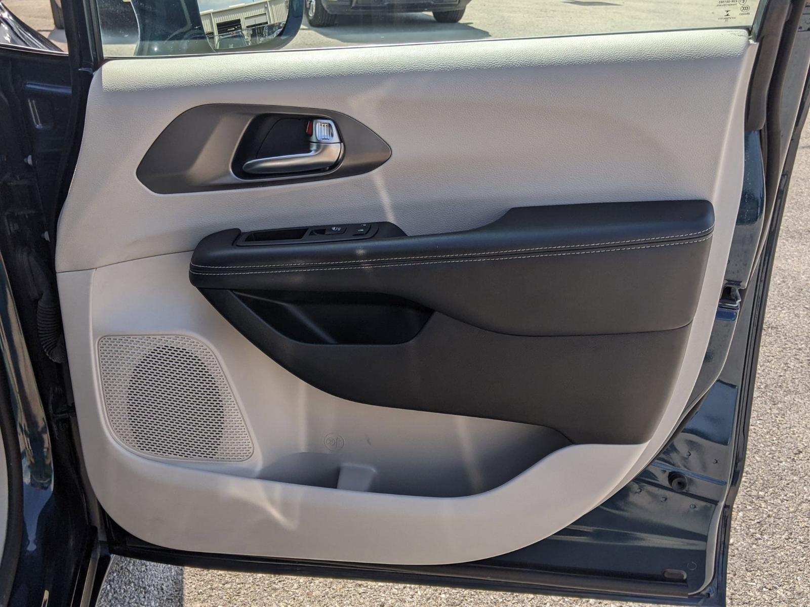 2022 Chrysler Pacifica Vehicle Photo in Seguin, TX 78155