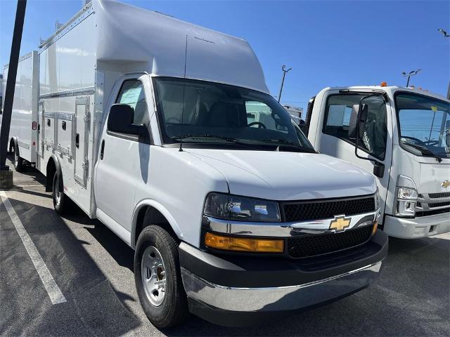 2025 Chevrolet Express Cutaway 3500 Vehicle Photo in ALCOA, TN 37701-3235
