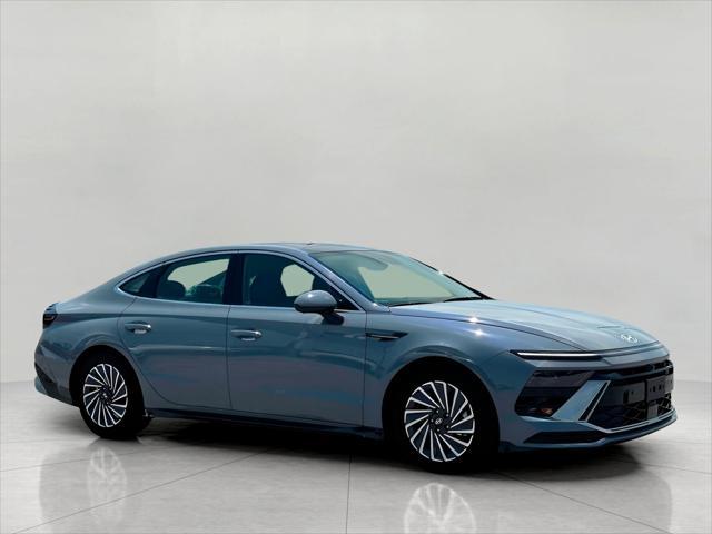 2025 Hyundai SONATA Hybrid Vehicle Photo in Green Bay, WI 54304