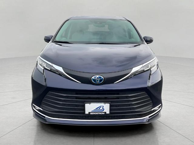2021 Toyota Sienna Vehicle Photo in Oshkosh, WI 54904