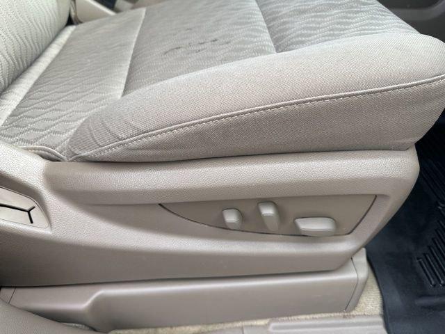 2015 GMC Yukon XL Vehicle Photo in MEDINA, OH 44256-9631