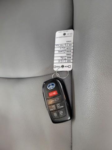 2024 Toyota Sienna Vehicle Photo in Oshkosh, WI 54904