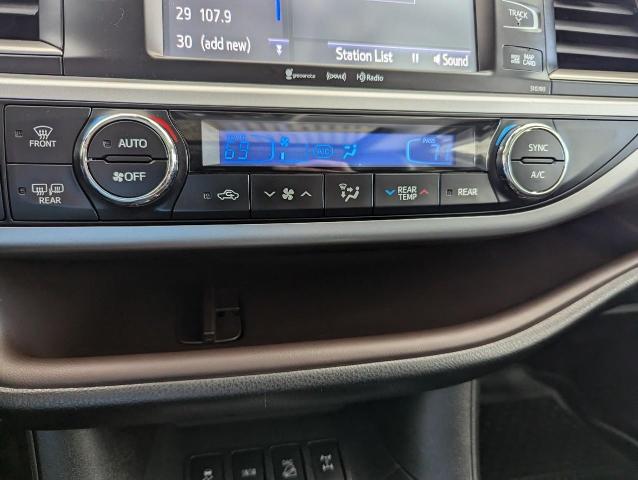 2019 Toyota Highlander Vehicle Photo in Oshkosh, WI 54901