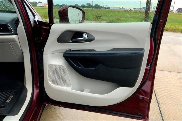 2021 Chrysler Pacifica Vehicle Photo in TOPEKA, KS 66609-0000