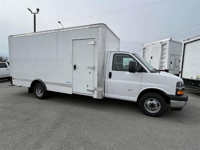 2023 Chevrolet Express Cutaway 3500 Vehicle Photo in ALCOA, TN 37701-3235