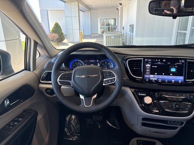 2023 Chrysler Pacifica Vehicle Photo in MANHATTAN, KS 66502-5036