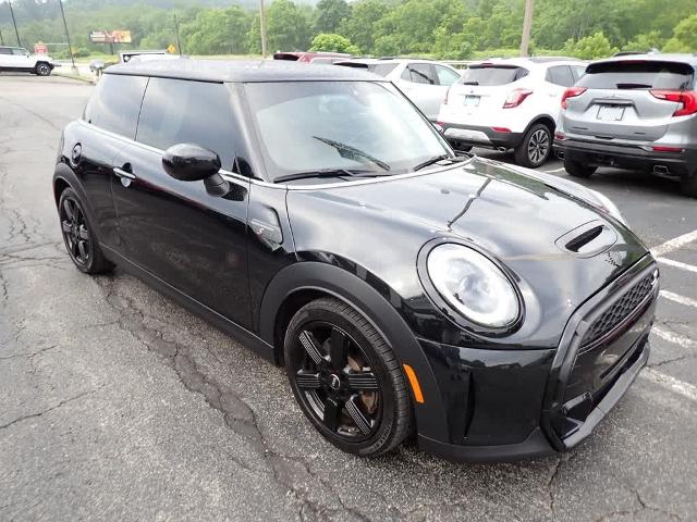 2024 MINI Cooper S Hardtop 2 Door Vehicle Photo in ZELIENOPLE, PA 16063-2910