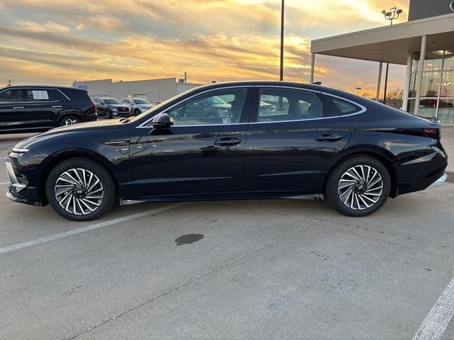 Certified 2024 Hyundai Sonata Hybrid SEL with VIN KMHL34JJ0RA098050 for sale in Wichita, KS