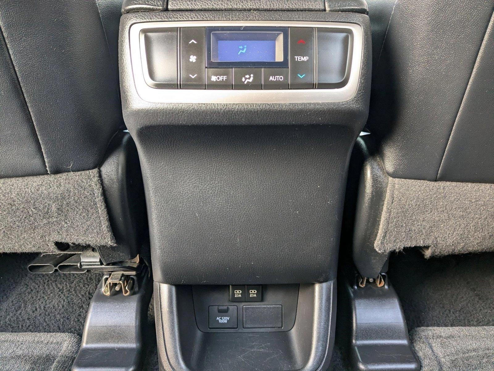 2018 Toyota Highlander Vehicle Photo in VALENCIA, CA 91355-1705