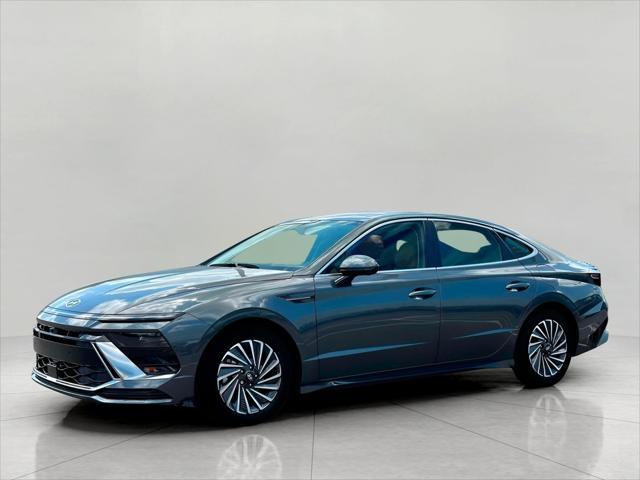 2025 Hyundai SONATA Hybrid Vehicle Photo in Green Bay, WI 54304