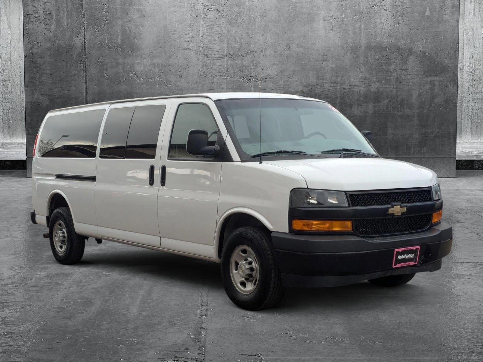 2022 Chevrolet Express Passenger 3500 Vehicle Photo in LONE TREE, CO 80124-2750