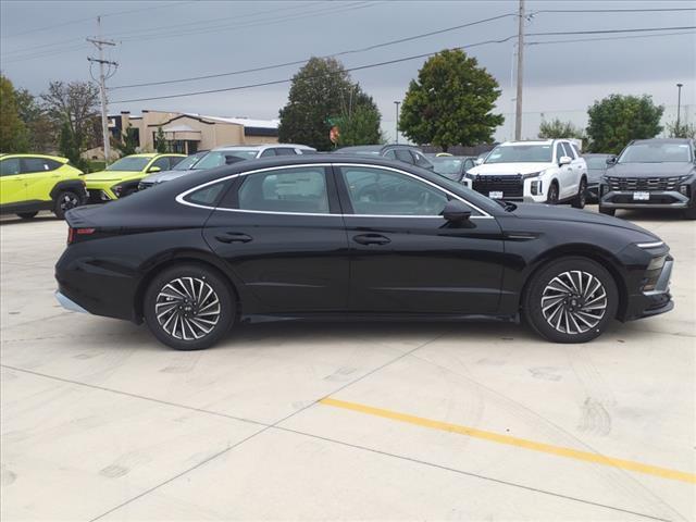 2024 Hyundai SONATA Hybrid Vehicle Photo in Peoria, IL 61615