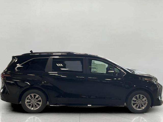 2025 Toyota Sienna Vehicle Photo in Oshkosh, WI 54904