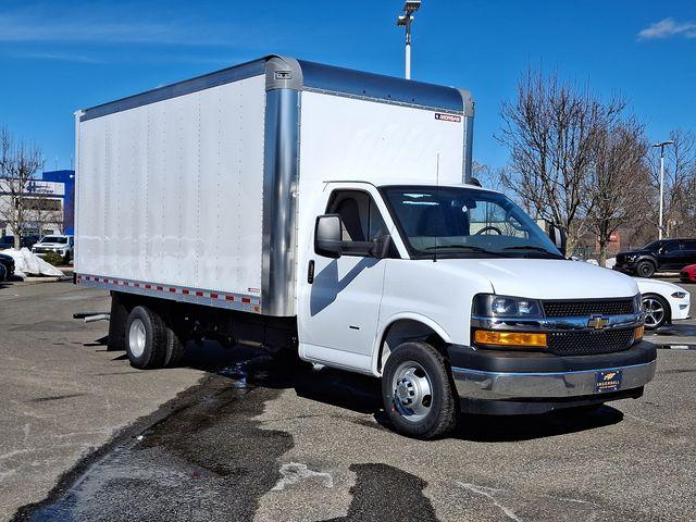 2024 Chevrolet Express Cutaway 3500 Vehicle Photo in DANBURY, CT 06810-5034
