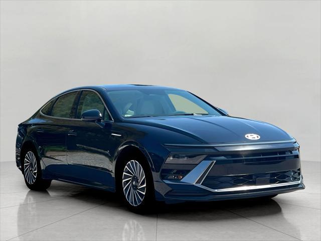 2025 Hyundai SONATA Hybrid Vehicle Photo in Green Bay, WI 54304