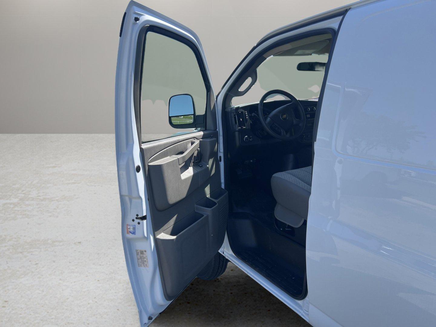2025 Chevrolet Express Cargo 2500 Vehicle Photo in GEORGETOWN, TX 78626-7508