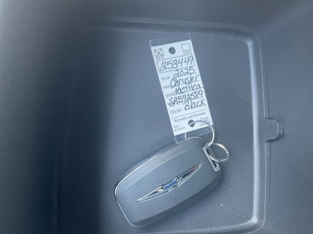 2025 Chrysler Pacifica Vehicle Photo in Kaukauna, WI 54130