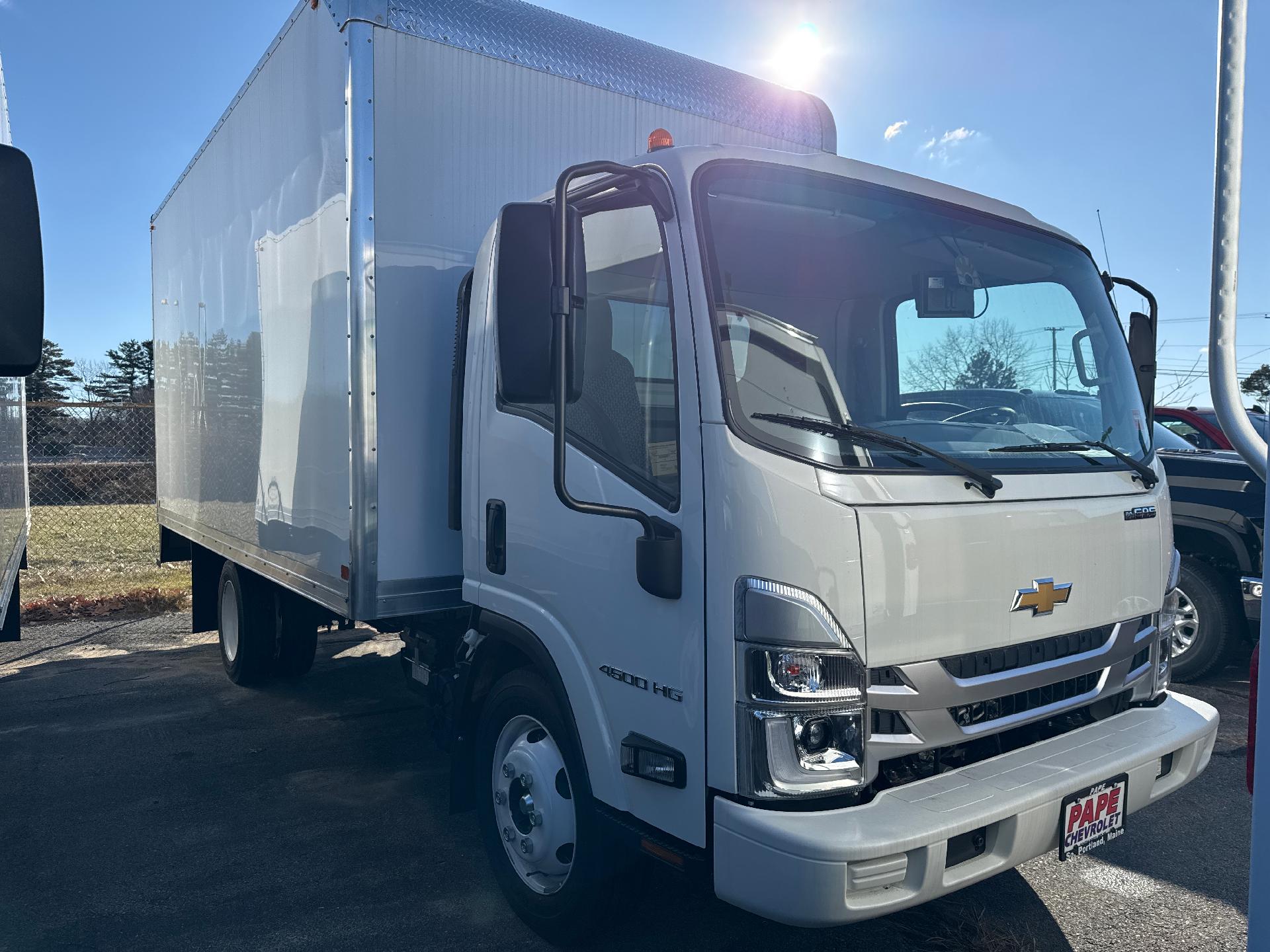 2024 Chevrolet Low Cab Forward 4500 Vehicle Photo in SOUTH PORTLAND, ME 04106-1997