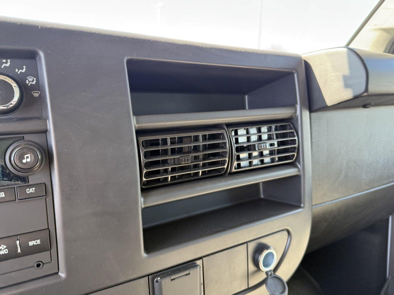 2024 Chevrolet Express Cutaway 3500 Vehicle Photo in GEORGETOWN, TX 78626-7508