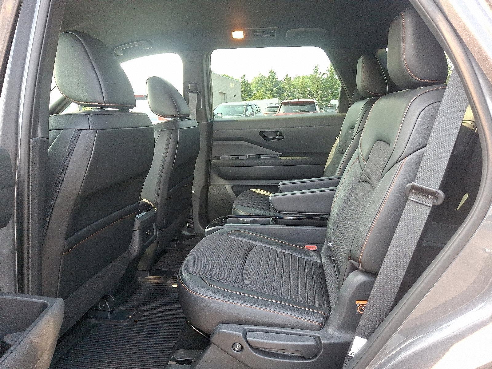 2024 Nissan Pathfinder Vehicle Photo in Harrisburg, PA 17111-1033