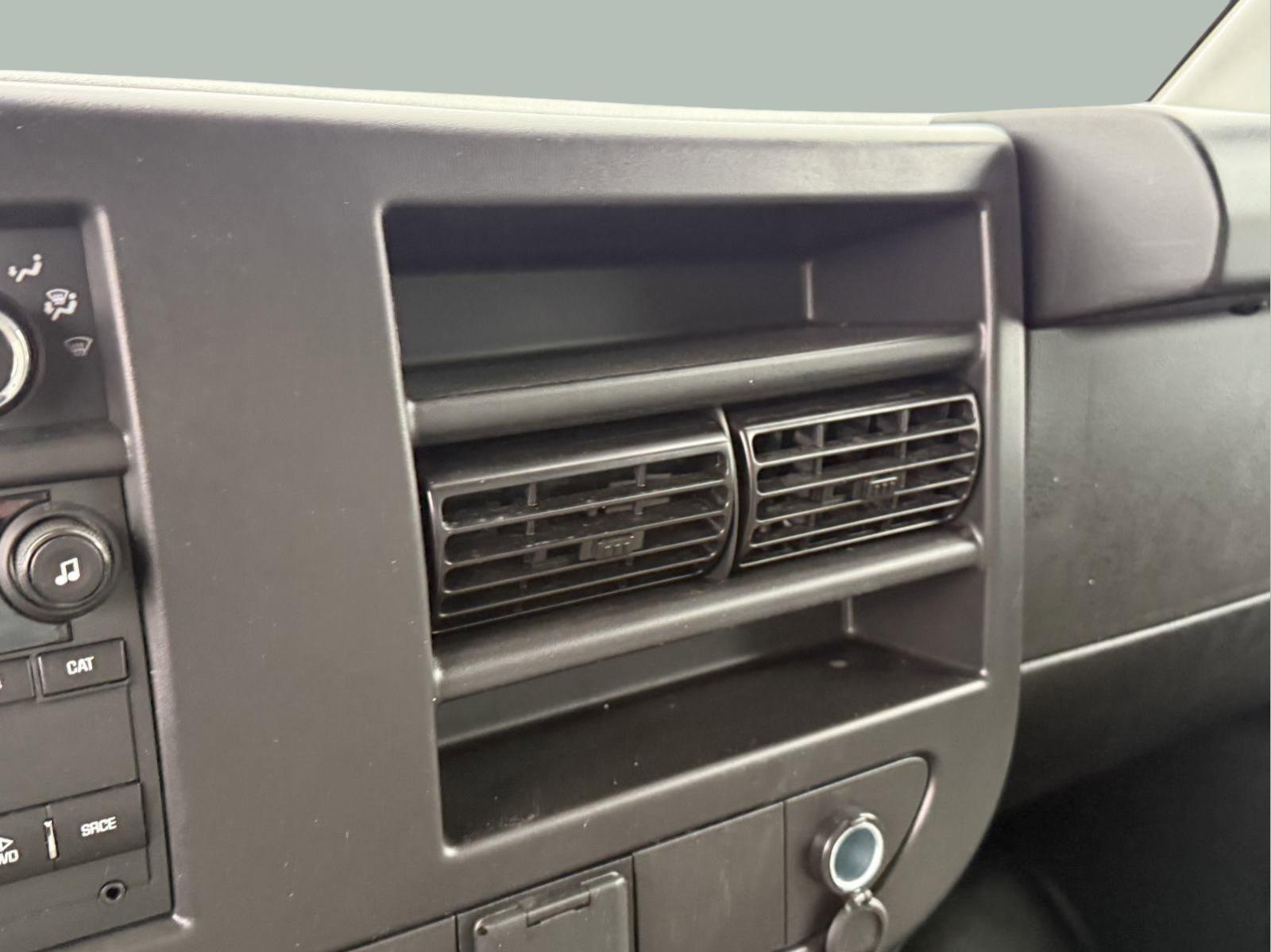 2024 Chevrolet Express Cutaway 3500 Vehicle Photo in GEORGETOWN, TX 78626-7508