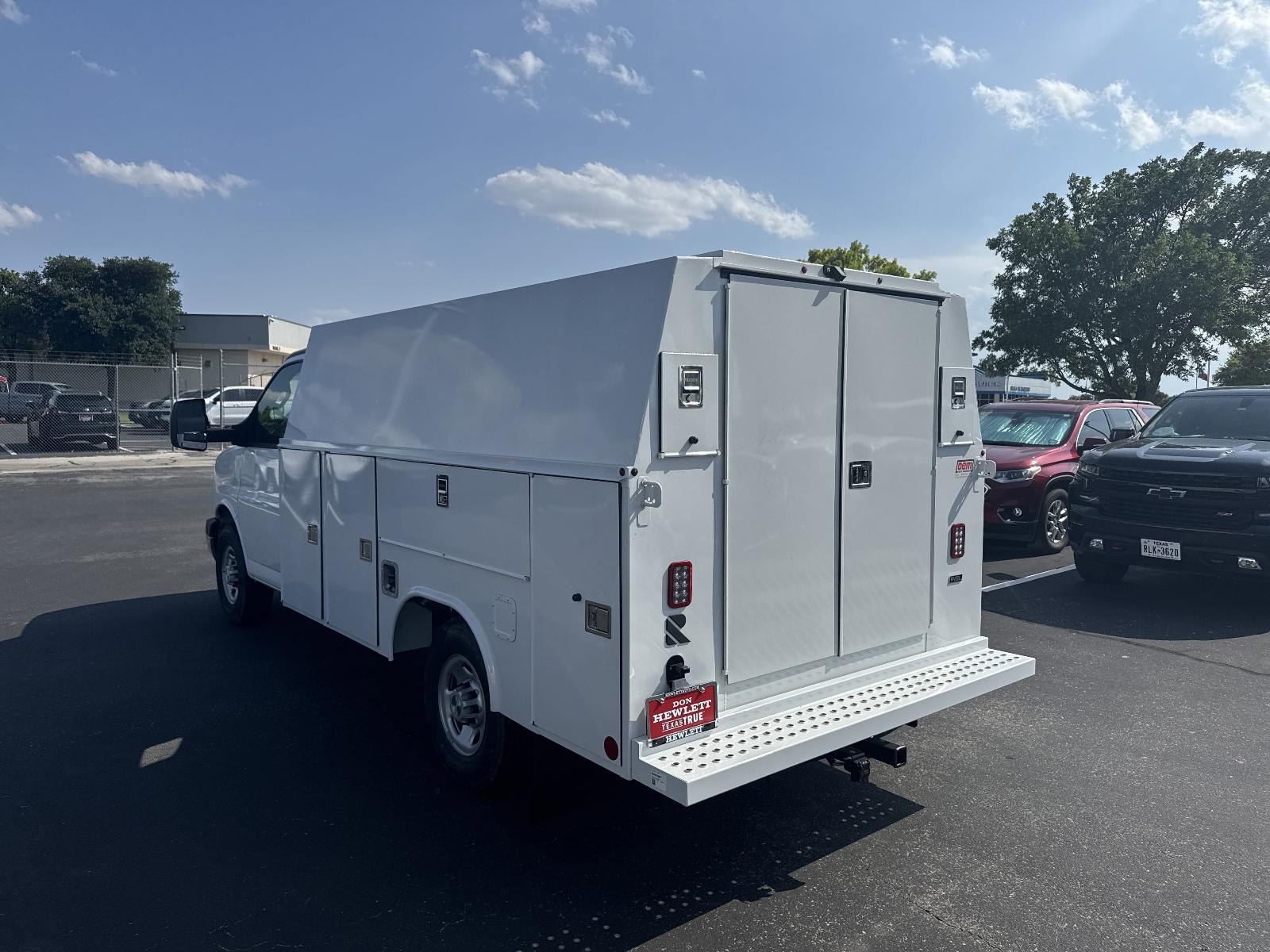 2025 Chevrolet Express Cutaway 3500 Vehicle Photo in GEORGETOWN, TX 78626-7508