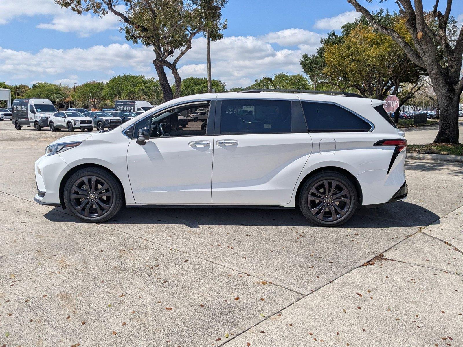 2022 Toyota Sienna Vehicle Photo in Pembroke Pines , FL 33084