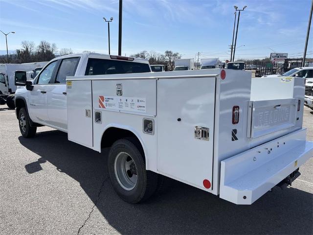 2024 Chevrolet Silverado 3500 HD Chassis Cab Vehicle Photo in ALCOA, TN 37701-3235