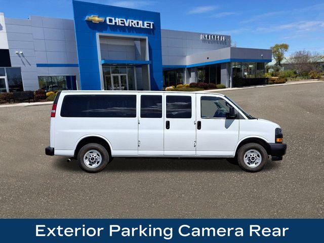 2023 GMC Savana Passenger 3500 Vehicle Photo in DANBURY, CT 06810-5034