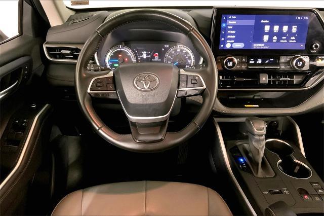 2023 Toyota Highlander Vehicle Photo in Lees Summit, MO 64086