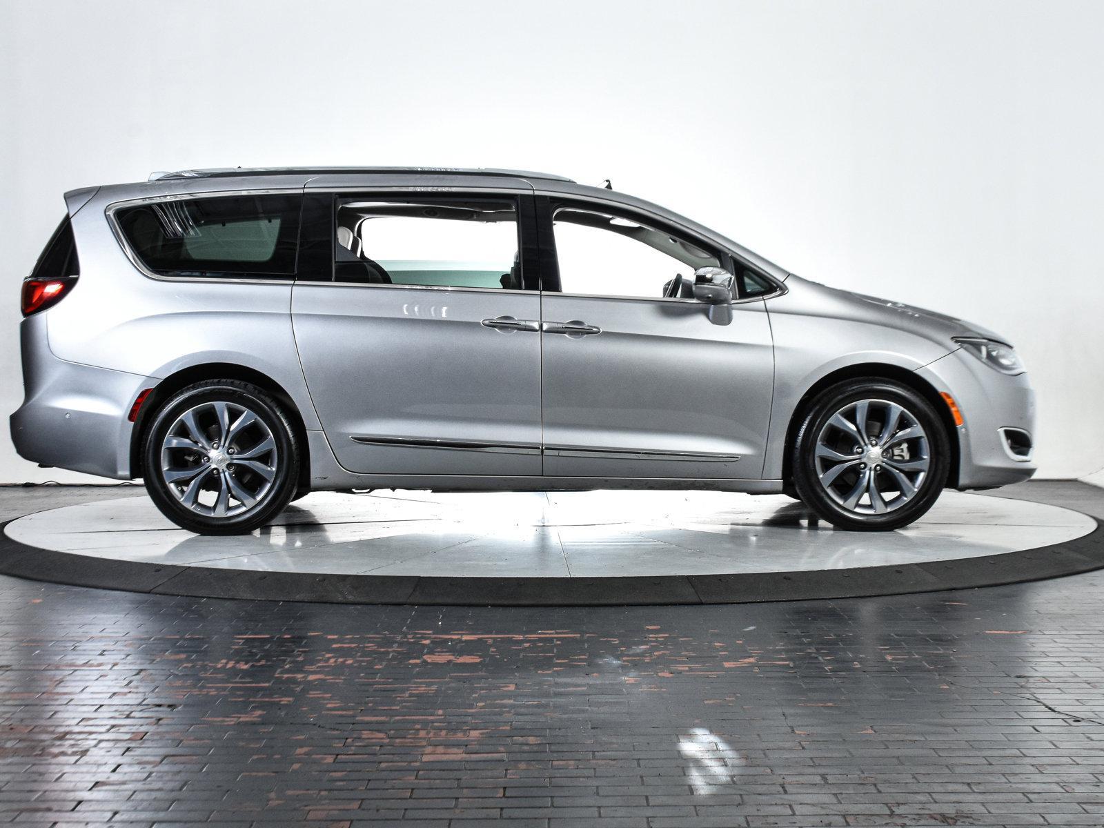 2017 Chrysler Pacifica Vehicle Photo in DALLAS, TX 75235