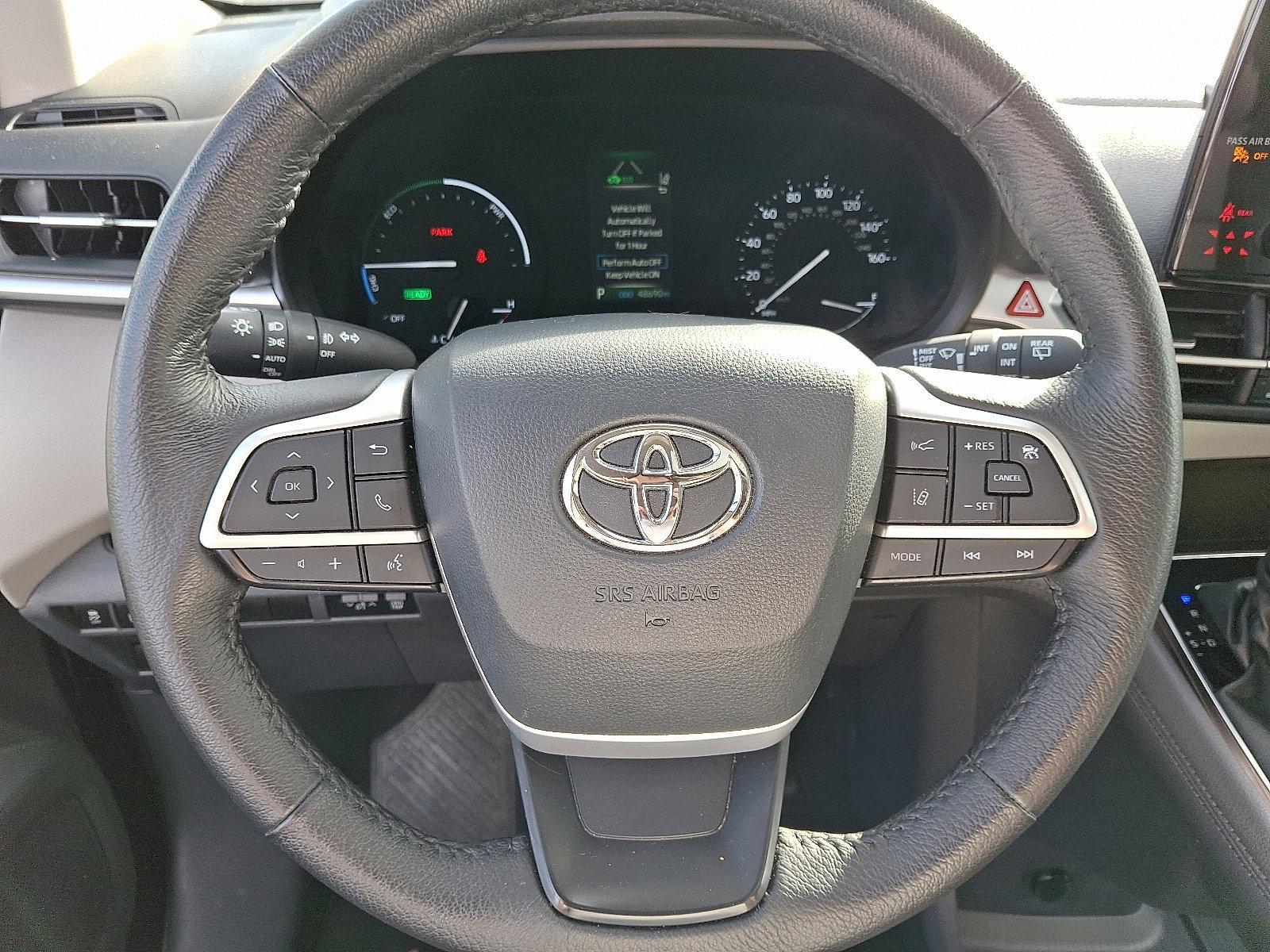 2023 Toyota Sienna Vehicle Photo in Trevose, PA 19053