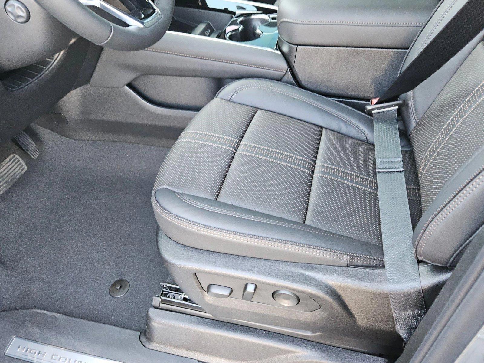 2025 Chevrolet Suburban Vehicle Photo in MESA, AZ 85206-4395