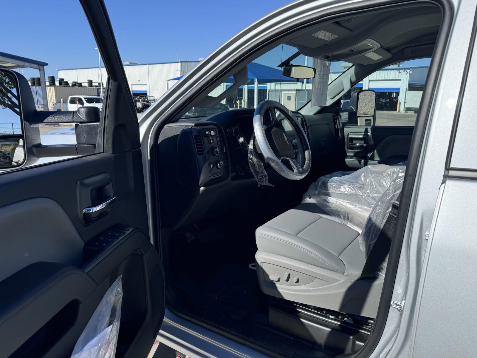 2024 Chevrolet Silverado 5500 HD Vehicle Photo in GEORGETOWN, TX 78626-7508