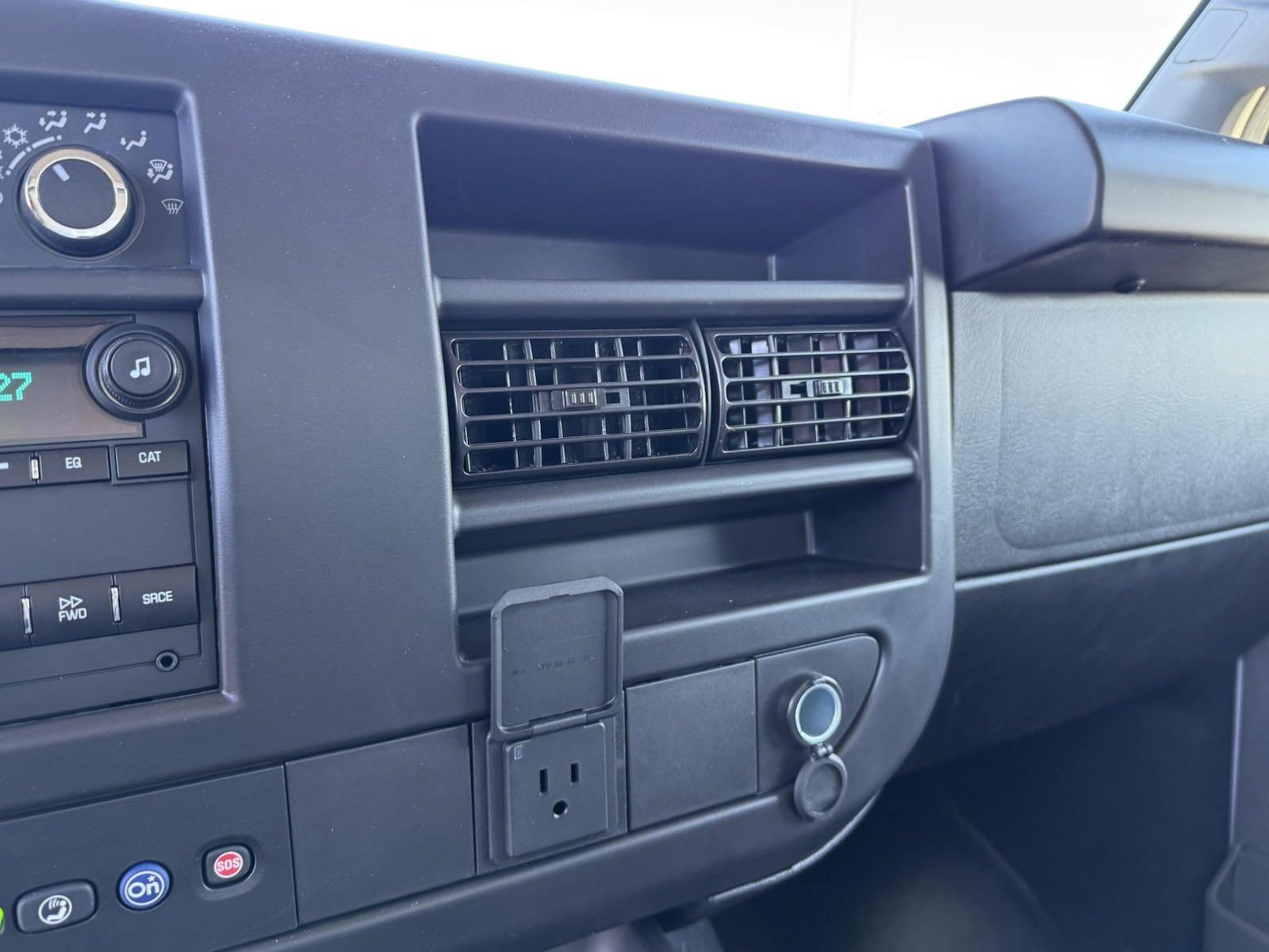 2024 Chevrolet Express Cutaway 3500 Vehicle Photo in GEORGETOWN, TX 78626-7508