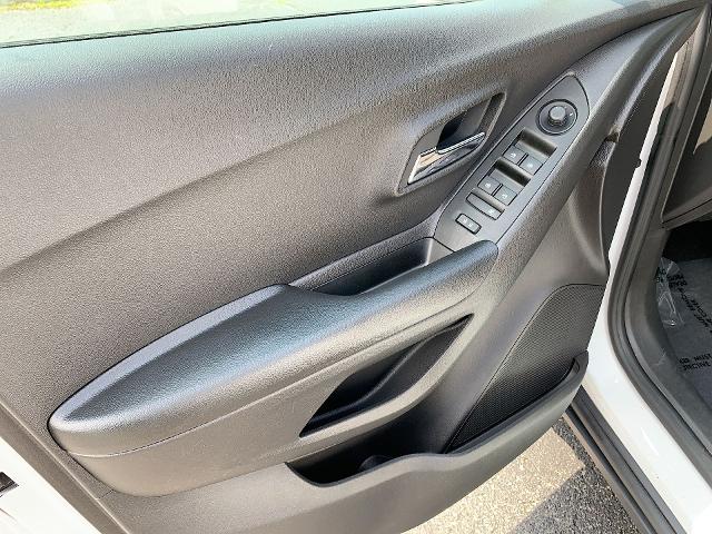 2022 Chevrolet Trax Vehicle Photo in MOON TOWNSHIP, PA 15108-2571