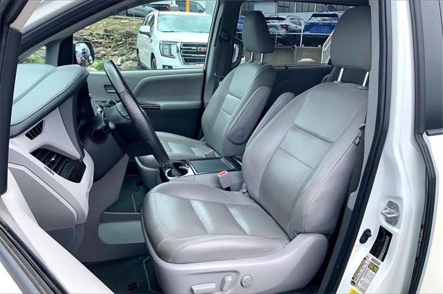 2020 Toyota Sienna Vehicle Photo in KANSAS CITY, MO 64114-4502