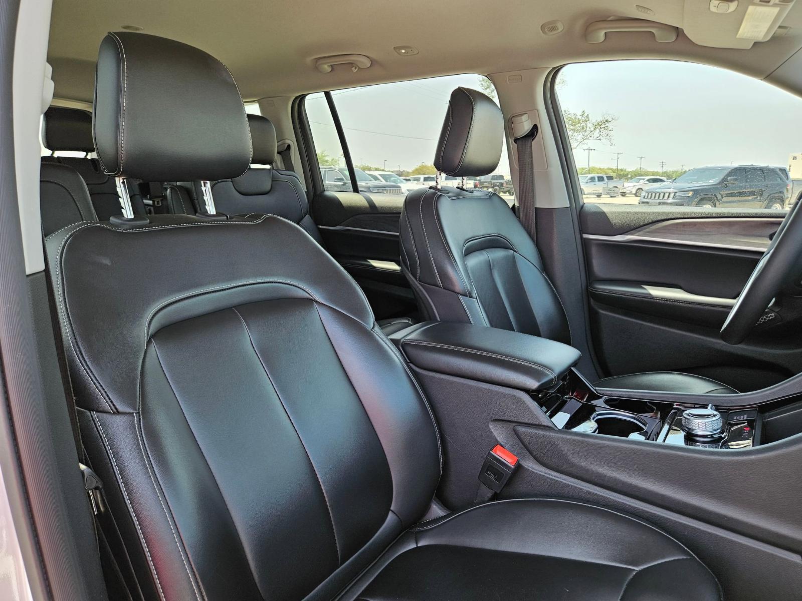2023 Jeep Grand Cherokee L Vehicle Photo in Seguin, TX 78155